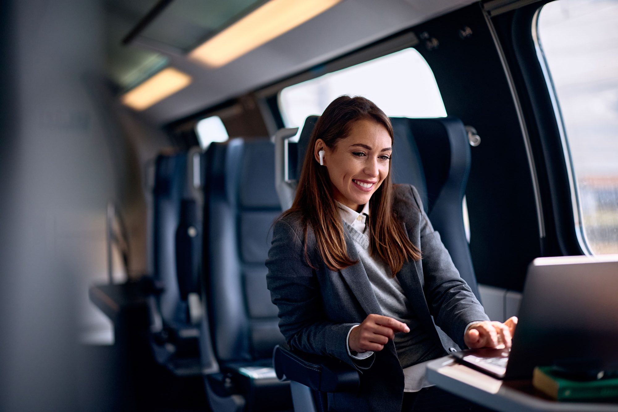 Executiva trabalhando durante viagem de trem